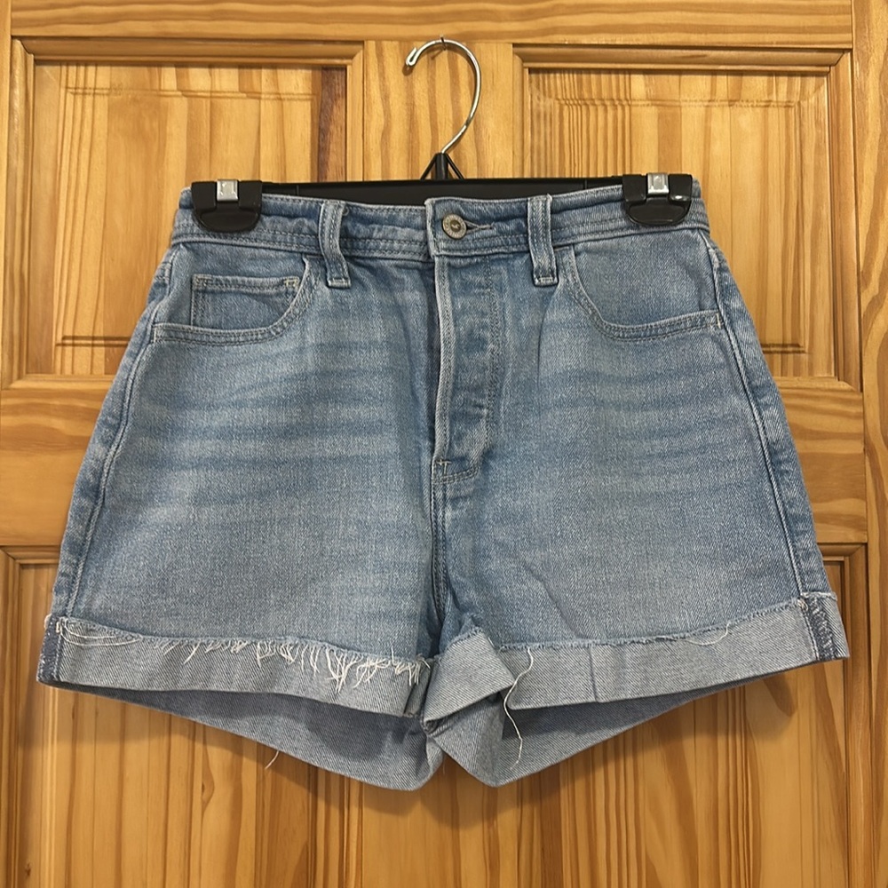 Hollister - Size 3 - Ultra High Rise Mom Short 3” - Denim